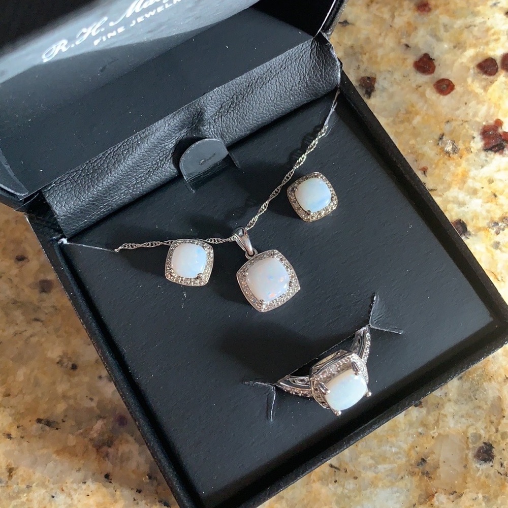 Opal and diamond jewelry set